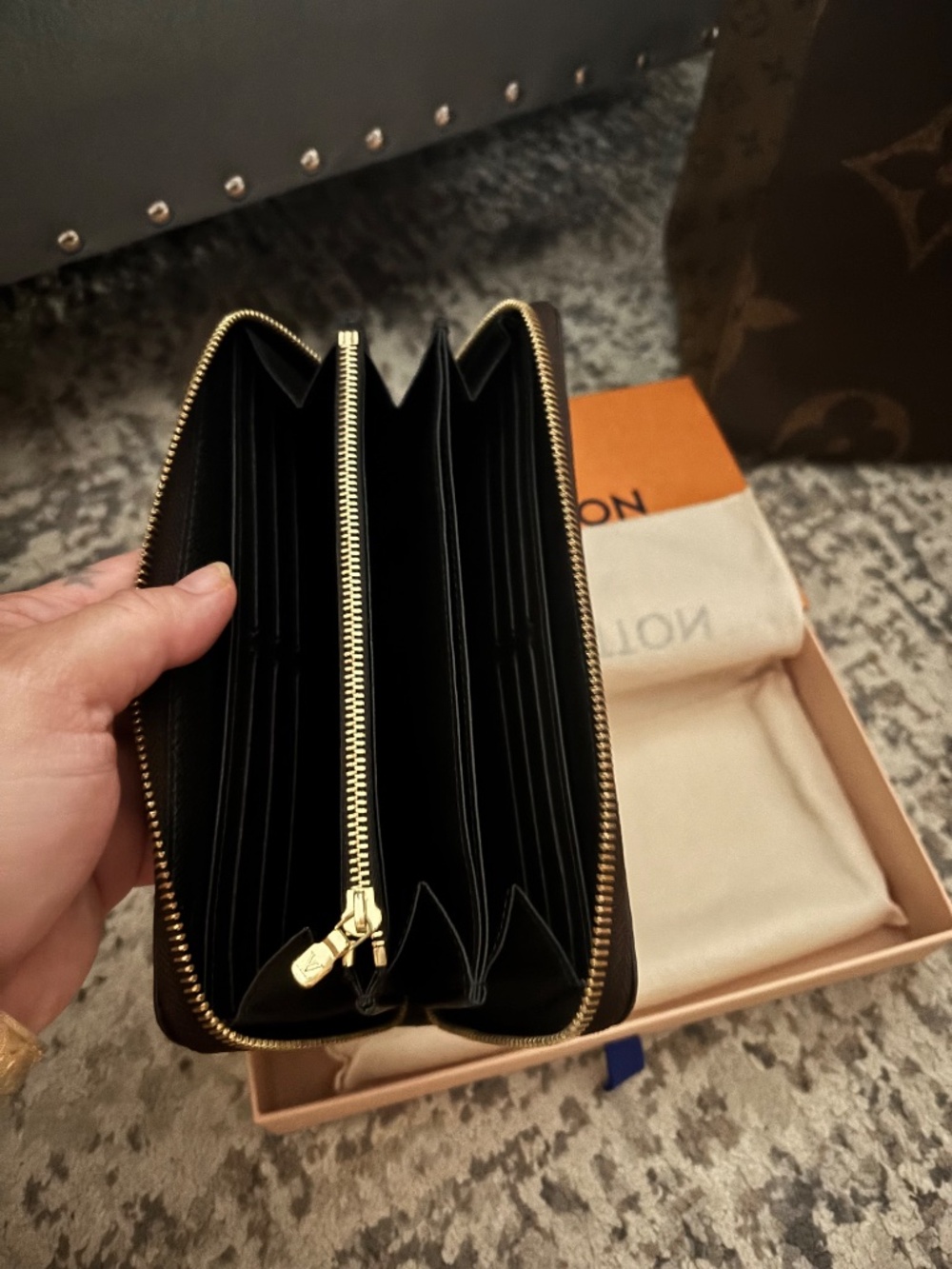 Louis Vuitton zippy wallet - Picture 3 of 3